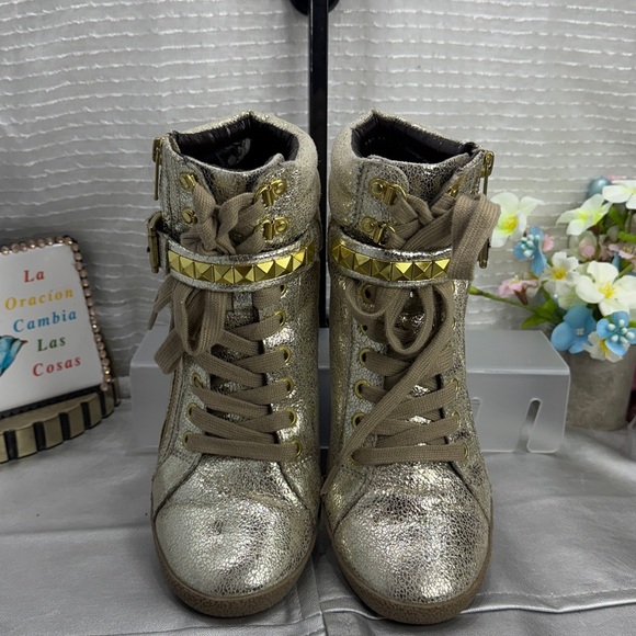 (R5)Steve Madden Gold Huston Vinta High-Top Wedge Sneakers with Metallic Studs,8 - Picture 3 of 11